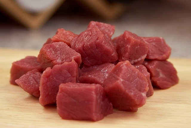 Picadinho de carne (em cubos) com batata (em rodelas), feijão e molho de tomate