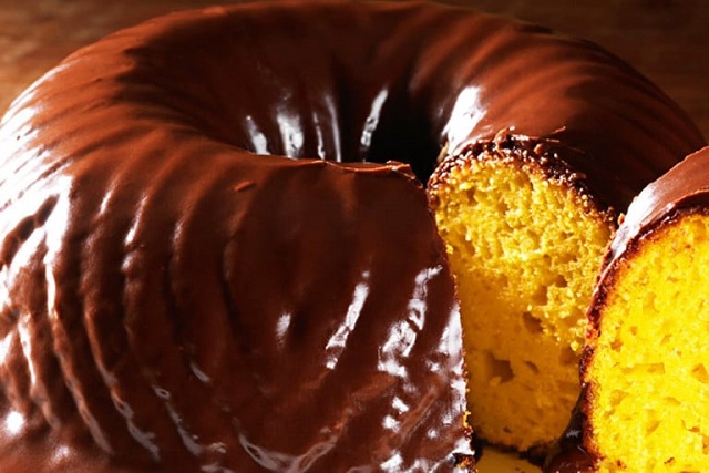 Bolo de cenoura sem glúten e sem lactose e muito colorido