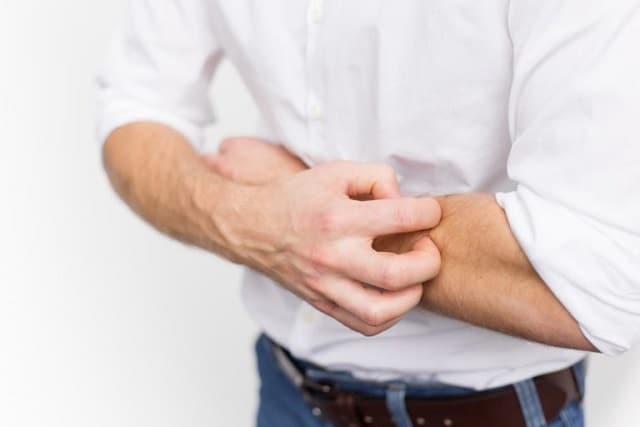 Não percebemos mas, um pequeno esbarrão e ela pode estar trazendo junto a dermatite de contato.