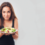 Salada de manga com folhas verdes