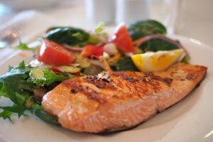 Deliciosa salada de salmão e batata
