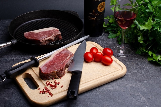 Receita de alcatra ao vinho titnto. Se for de sua escolha, outras carnes podem ser utilizadas;