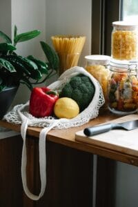 Ingredientes para salada de macarrão frito