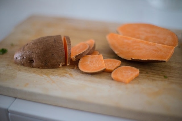 Batata doce e salada de macarrão frito