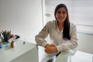 Entrevista com o tema Quais cuidados devemos ter ao visitar quando vamos ao dentista incluem testes e antecedentes do paciente.