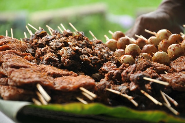 Espetinhos de alcatra com molho doce picante