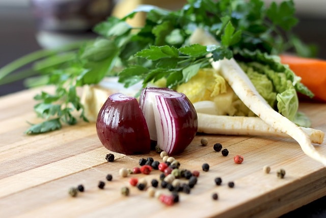 Receita de relish de cebola roxa, alho e limão e temperos diversos