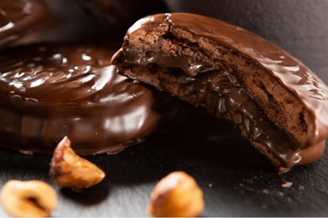 Alfajor com avelã e cobertura de chocolate meio amargo
