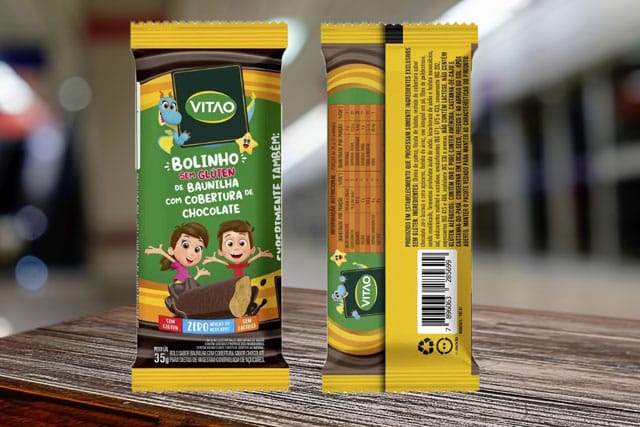Bolinho sem glúten de baunilha com cobertura sabor chocolate