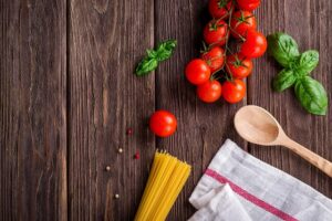 Espaguete com ervilhas e tomates desidratados