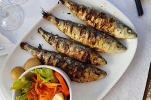 Sardinhas picantes grelhadas, cm especiarias e salada de laranja