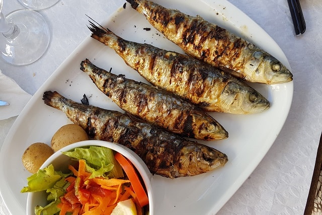 Sardinhas picantes grelhadas, cm especiarias e salada de laranja
