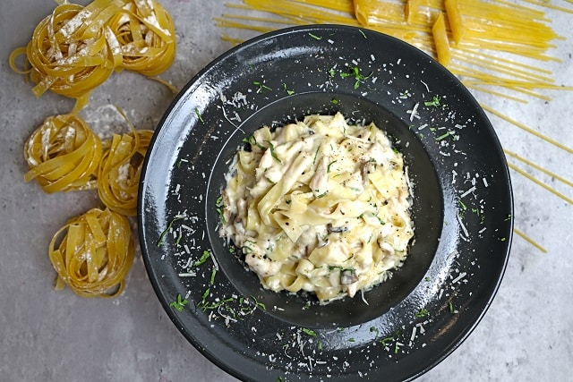 Talharim com bacon e espinafre, creme de leite e noz moscada