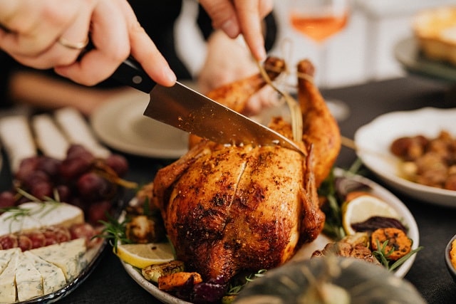 Frango com bacon e cerveja, alho e condimentos