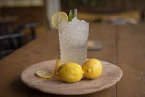 Limonada old-fashioned no micro-ondas com limão siciliano ou tahiti