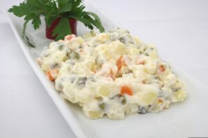 Maionese de batata no micro-ondas, com azeitonas e salsinha