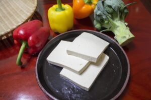 Salada cm maionese de tofu com legumes coloridos, azeitonas e azeite de oliva