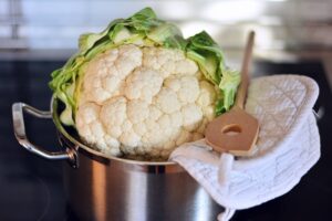 Receita de legumes gratinados com uqijo e temperos em forno micro-ondas.