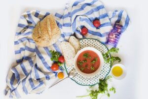 Sopa fria de tomates com inspiração na culinária tailandesa, espanhola e portuguesa