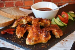 Receita de asas de frango defumadas com purê de tomate, pimentas, alho amassado e tomilho