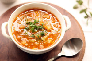 Sopa de gengibre, carne de porco e shiitake